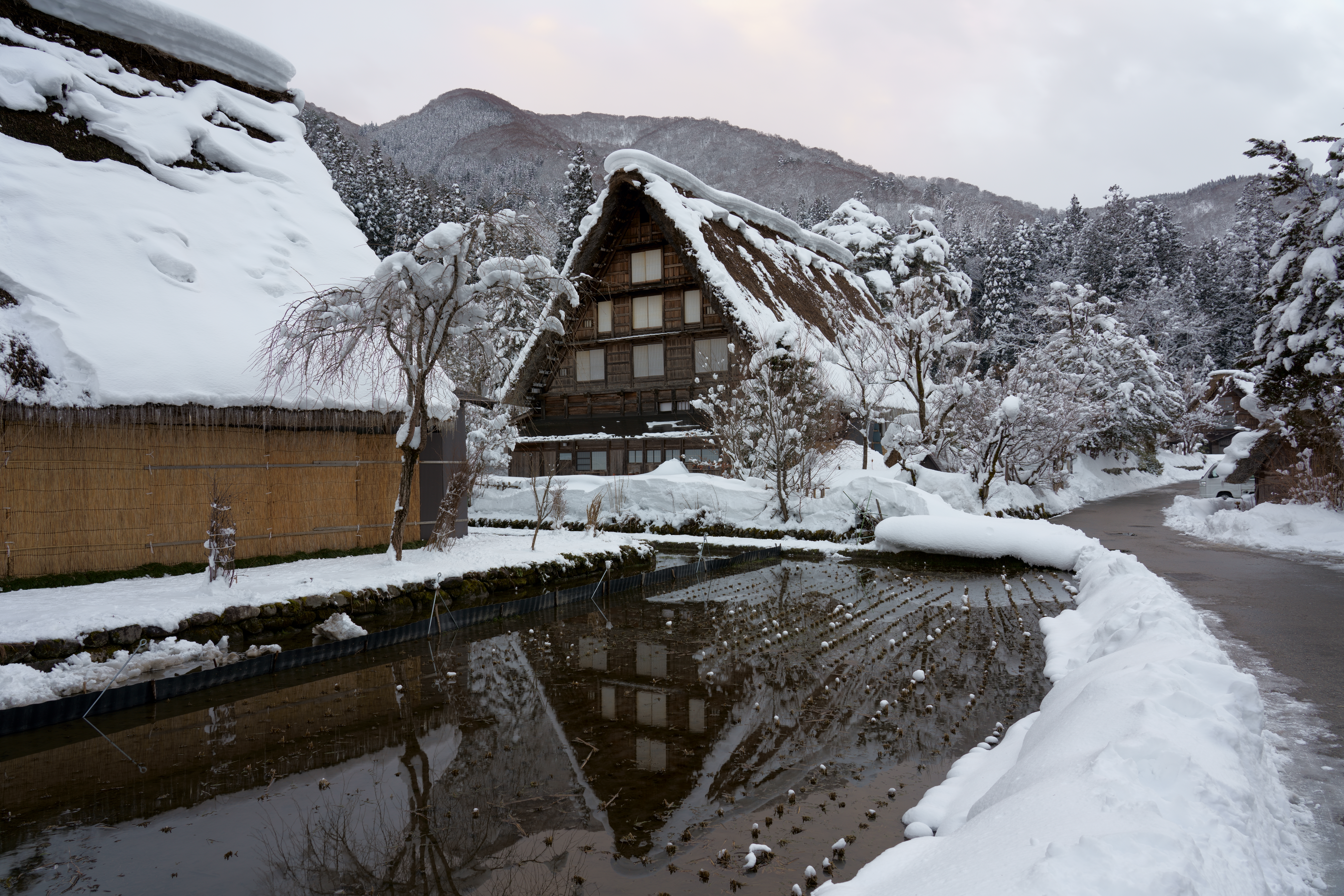 【作例】PSMSで撮影した4枚のRAWをImaging Edgeで合成。合掌造りの木目の質感や雪の表面のテクスチャー感がワンランク上に再現されている。水面の映り込みも目立つような破綻は起きていない。自然風景撮影ではレアなケースだ。撮影データ/ソニーα7R III FE24-105mm F4 G OSS（26mm域） 絞り優先オート F7.1 1/25秒 +0.3EV ISO100 WB：オート0（ホワイト優先） クリエイティブスタイル：スタンダード