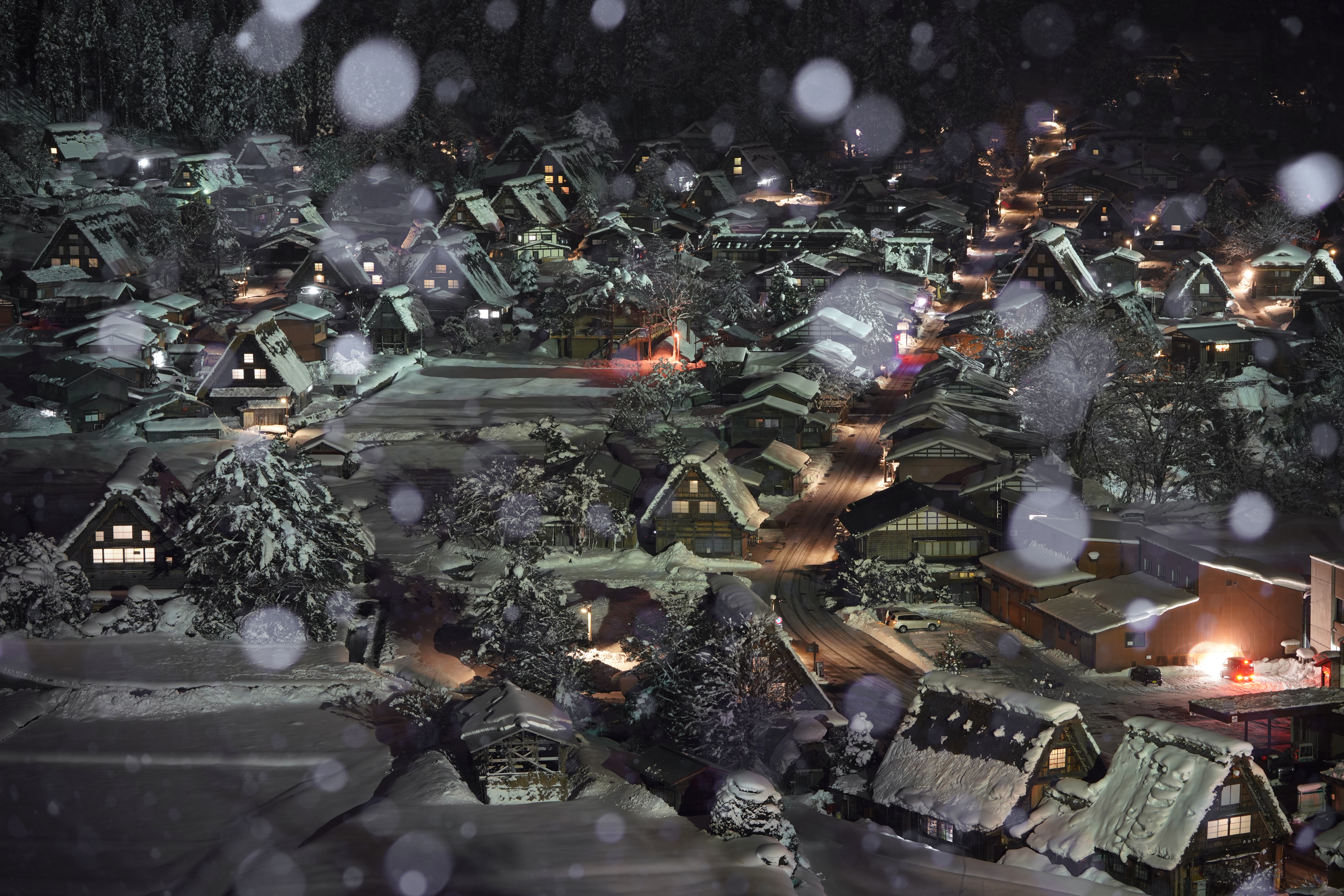 【作例】色の濁りを補正するため、ホワイトバランスをブルー6、マゼンタ2に微調整していたので、フラッシュで浮かび上がった雪が青っぽくなっている。ボク的には寒さを感じるのでOKなのだが、雪は白くなきゃ、という場合は青系の彩度を落とすことで雪を白く再現できる。本来は、撮影時にフラッシュにアンバーのフィルターを付けて撮影したいところだ。撮影データ/ソニーα7R III FE100-400mm F4.5-5.6 GM OSS(100mm域) 絞り優先オート F6.3 10秒 ISO640 WB:太陽光(ブルー6、マゼンタ2) クリエイティブスタイル:ディープ(彩度+1) DRO:OFF Photoshopでブルーの彩度を落とす