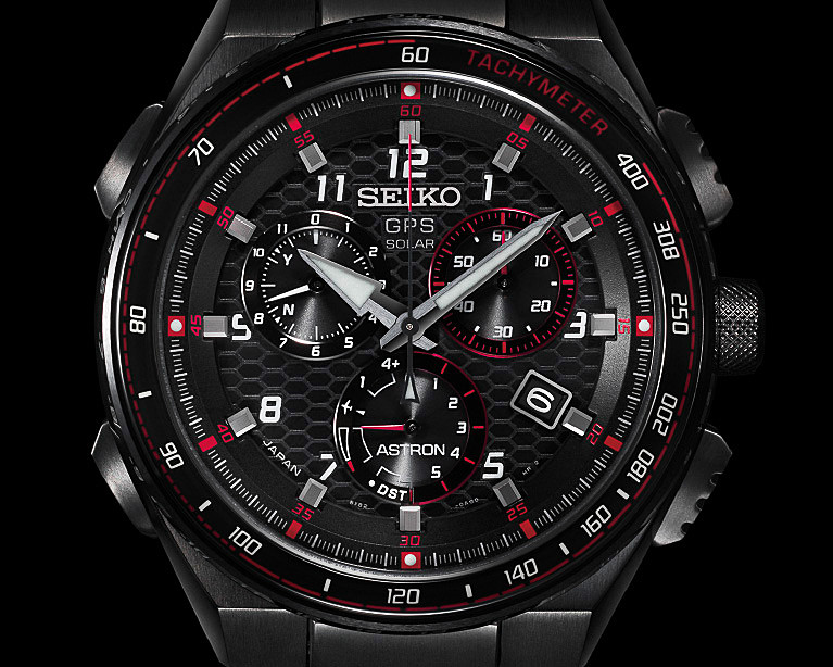 NSXのボディフォルムをイメージしたケース、NSXのフロントグリルをモチーフにしたハニカム柄の立体成型ダイヤルを採用。ダイヤルの上にはインストルメントパネルと同じアラビア書体を採用したアワーマークをレイアウト