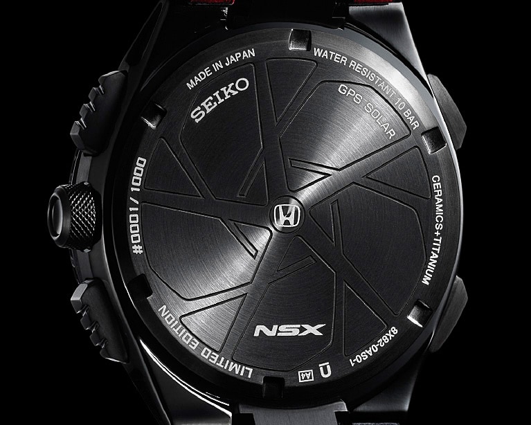 アルミホイールをモチーフにした裏ぶた。特殊な3次元加工を施した専用鍛造アルミホイールをモチーフにした立体的な裏ぶたのデザインで、NSXのロゴと「Limited Edition」の文字、そしてシリアルナンバーが刻印される