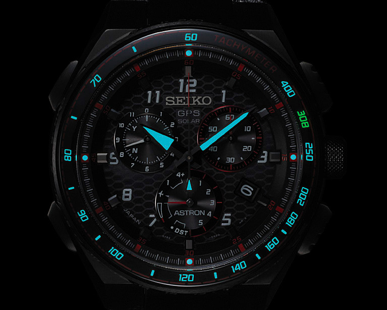 アストロンでは初めてサファイアガラス表示板のタキメーター目盛りにルミブライトを採用。ベゼルの2時位置に表記した308はNSX（欧州仕様）の最高速308km/hを表し、他の目盛りとは異なり緑に発光する特別仕様