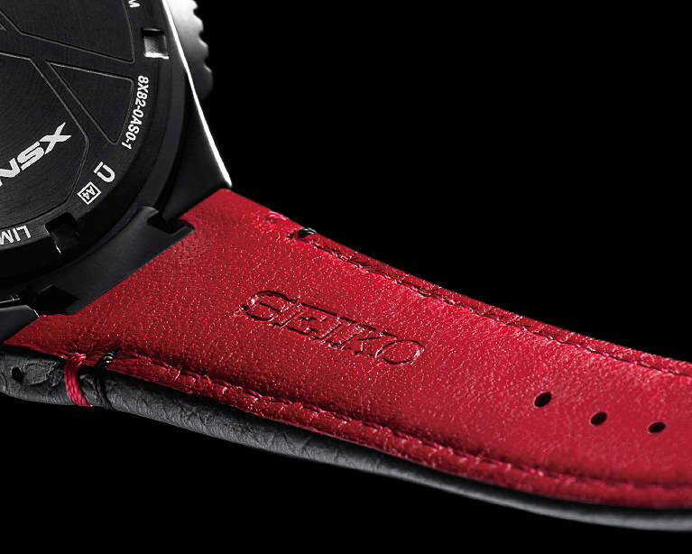 NSXのレザーシートを含むインテリアと同じ「Black and Red」のコンビネーションカラーのレザーストラップ