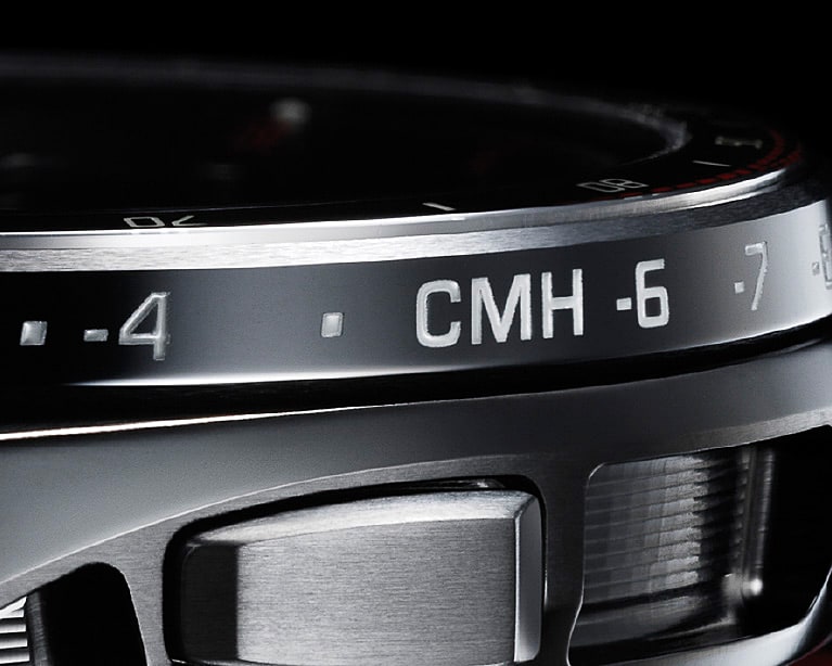 特別仕様の都市コード表記。ベゼルの10時位置側面（UTC-5）には、NSXの生産拠点であるアメリカ オハイオ州メアリズビルにあるPMC（Performance Manufacturing Center）にちなんで、メアリズビルを含むコロンバス都市圏のポート・コロンバス国際空港の空港コード（CMH）を刻印