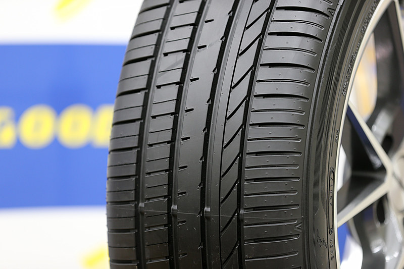 E-Grip コンフォートでは非対称パターンデザインを採用。トレッドパターンでは両ショルダーブロックの配列を従来から細分化するとともに、ピッチ配列の最適化によって周波数分布と音圧レベルを平準化するなどし、従来モデル（EAGLE LS EXE）からパターンノイズを28％、通過騒音を1.0dB低減することに成功した。さらに接地形状の最適化によってレーンチェンジ時などに体験できるヨーレートを19％改善している