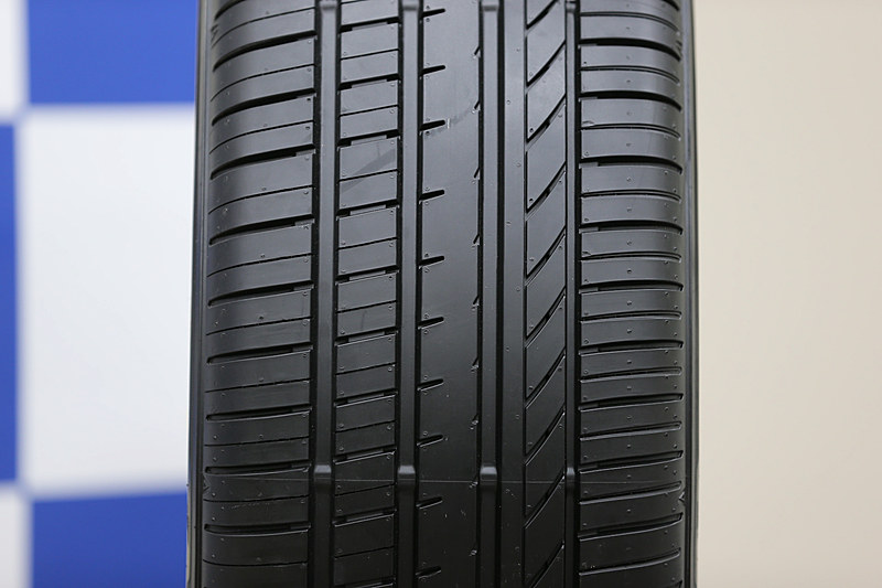 E-Grip コンフォートでは非対称パターンデザインを採用。トレッドパターンでは両ショルダーブロックの配列を従来から細分化するとともに、ピッチ配列の最適化によって周波数分布と音圧レベルを平準化するなどし、従来モデル（EAGLE LS EXE）からパターンノイズを28％、通過騒音を1.0dB低減することに成功した。さらに接地形状の最適化によってレーンチェンジ時などに体験できるヨーレートを19％改善している