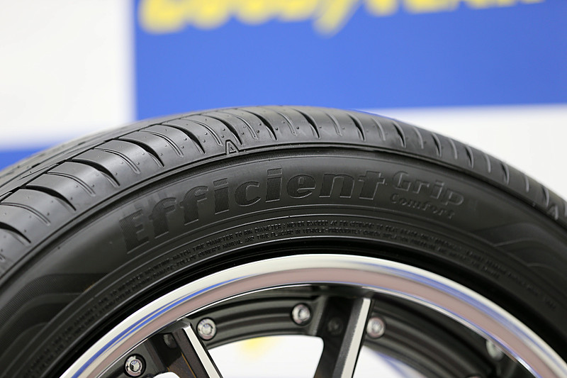 E-Grip コンフォートでは非対称パターンデザインを採用。トレッドパターンでは両ショルダーブロックの配列を従来から細分化するとともに、ピッチ配列の最適化によって周波数分布と音圧レベルを平準化するなどし、従来モデル（EAGLE LS EXE）からパターンノイズを28％、通過騒音を1.0dB低減することに成功した。さらに接地形状の最適化によってレーンチェンジ時などに体験できるヨーレートを19％改善している