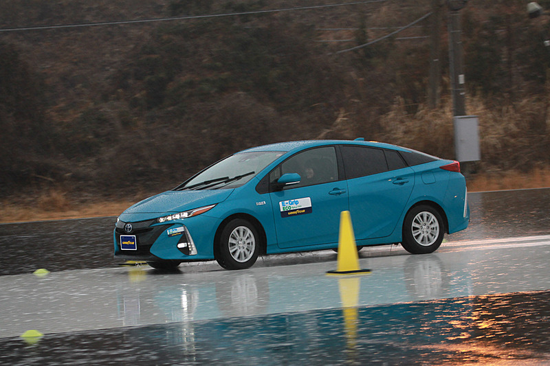 プリウス PHVで低μ路でのダブルレーンチェンジやフルブレーキ性能を体験