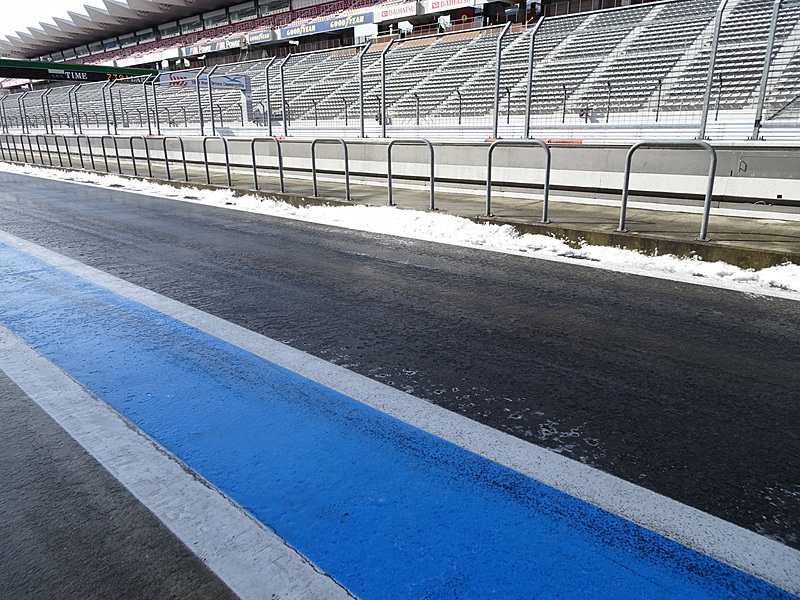 前夜に雪が降った富士スピードウェイ。午前中はピットロードは凍結していた