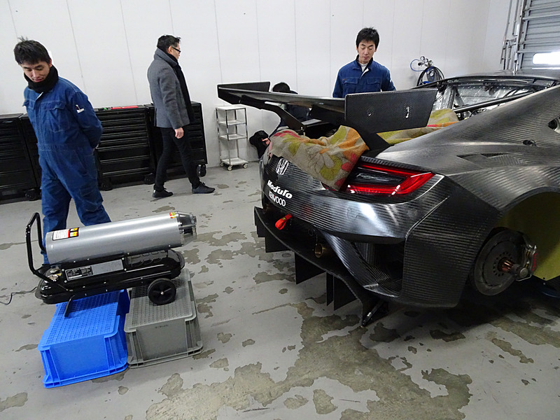 当日は気温が最高気温6℃とかなり低く、エンジンを始動するまでに暖める作業が行なわれた