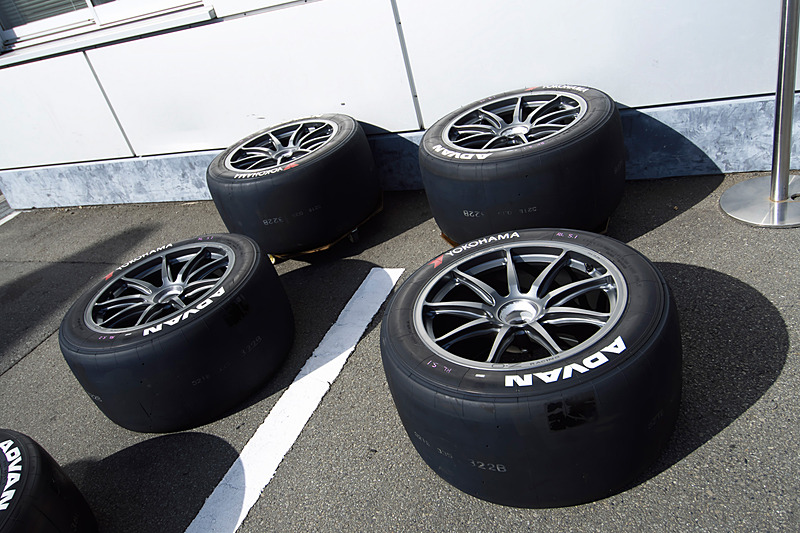 タイヤはヨコハマタイヤ、ホイールはテストでは暫定的に他社製が採用されていたが、本番ではホンダアクセス純正品を採用予定