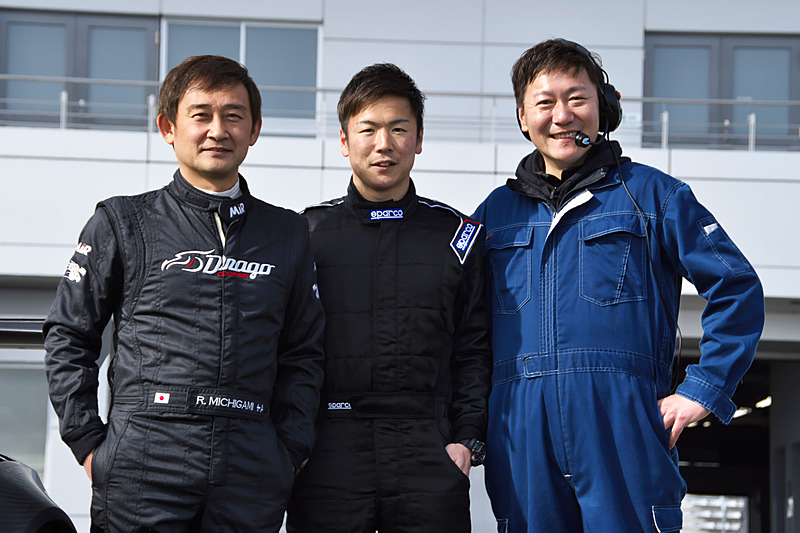 監督のチョン・ヨンフン氏（右）を入れての記念撮影