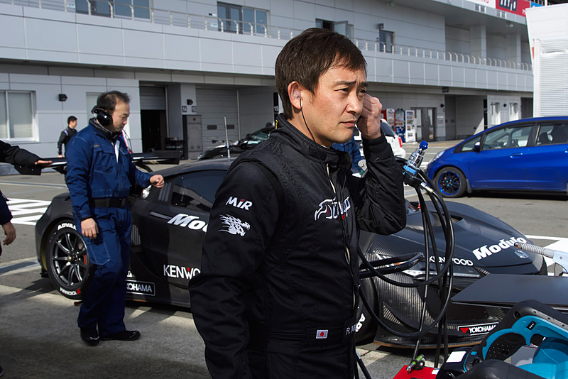 まずは道上龍選手がマシンに乗り込みコースイン