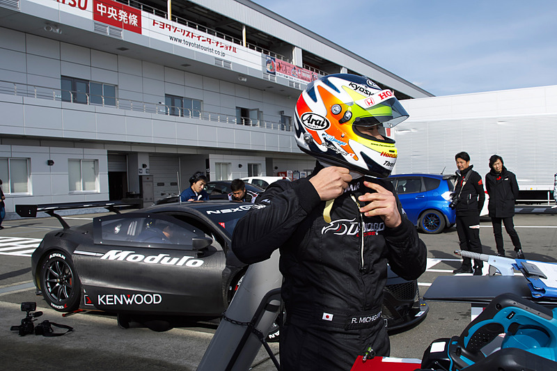 まずは道上龍選手がマシンに乗り込みコースイン