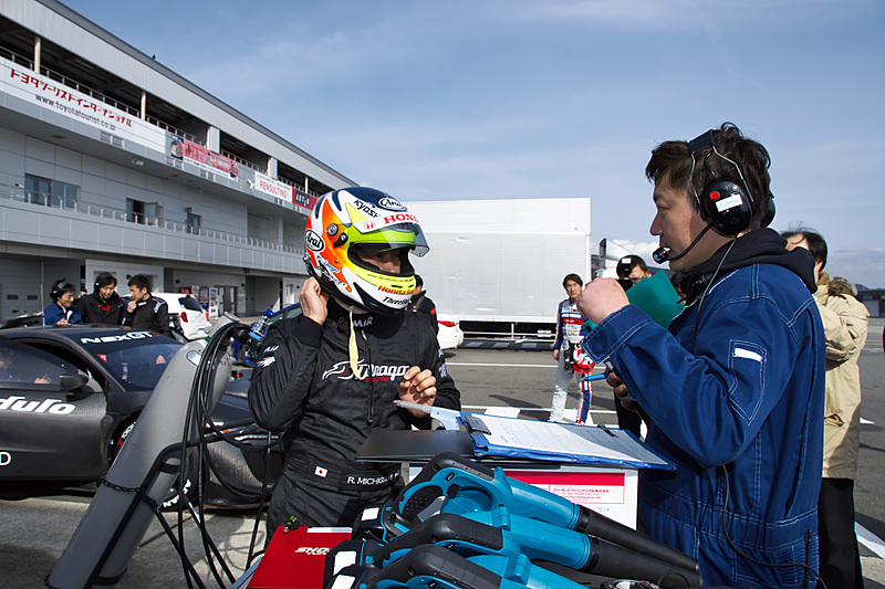 まずは道上龍選手がマシンに乗り込みコースイン