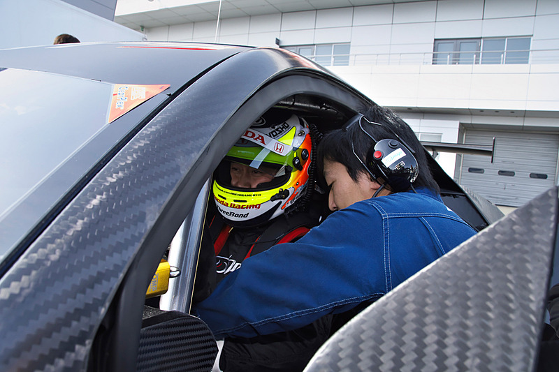 まずは道上龍選手がマシンに乗り込みコースイン