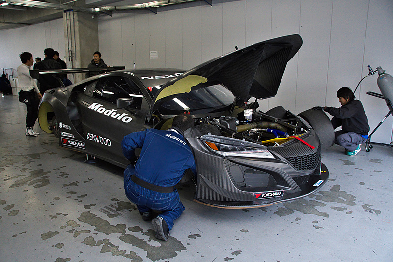 インターバルの間にチームとサービスを担当するM-TECのスタッフなどが参加してデータ解析や整備を行なう