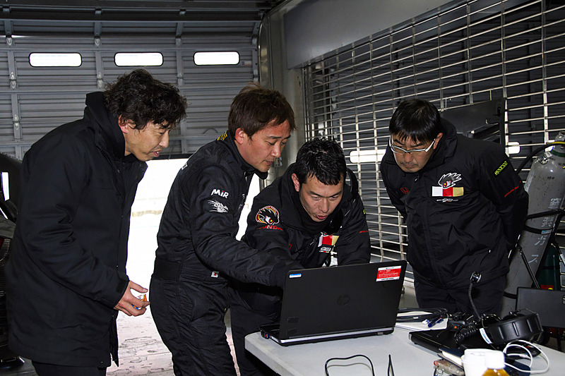 インターバルの間にチームとサービスを担当するM-TECのスタッフなどが参加してデータ解析や整備を行なう