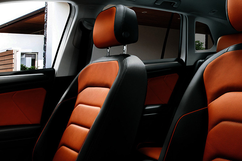 サフラノオレンジレザーシートを採用