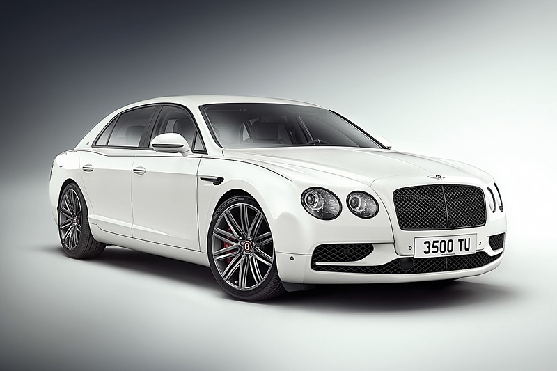 Glacier White（ホワイト）のボディカラーには、ブラック＆グレーのレザーとグレーホワイトのアクセントカラーを組み合わせる