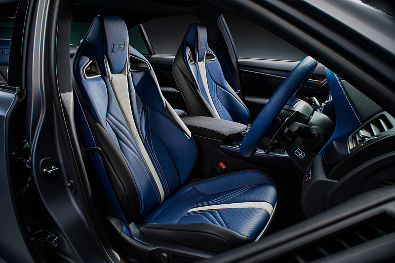 シートは専用セミアニリン本革ブルーとなり、前席はアクセントホワイトハイバックスポーツシートを装着