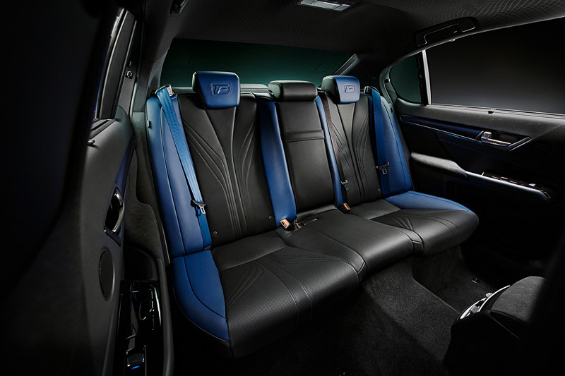 シートは専用セミアニリン本革ブルーとなり、前席はアクセントホワイトハイバックスポーツシートを装着