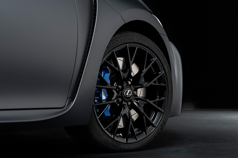 専用19インチアルミホイール（BBS製・専用ブラック塗装・スパイラル10本スポーク）