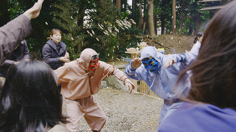 山村の神社で参拝客から豆を投げられていた鬼たちが、豆を奪って逃走