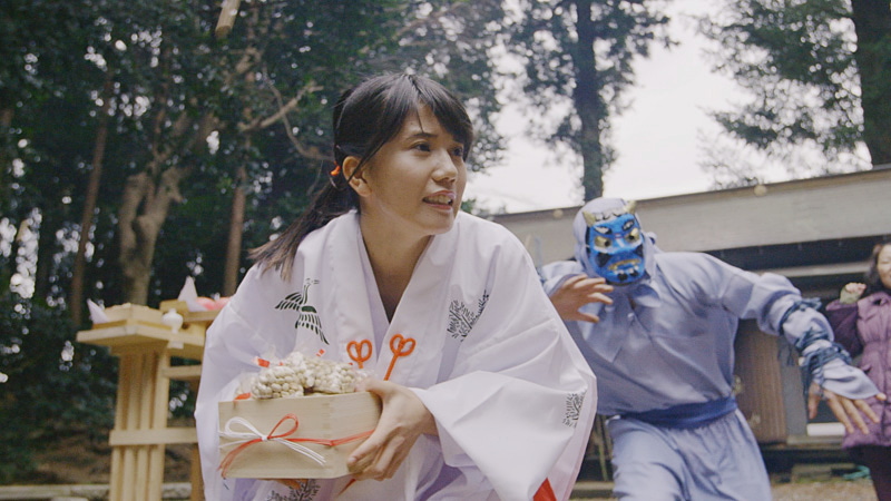 山村の神社で参拝客から豆を投げられていた鬼たちが、豆を奪って逃走