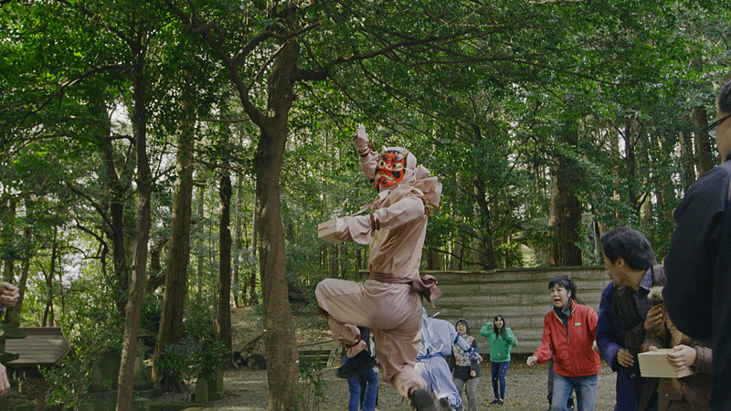 山村の神社で参拝客から豆を投げられていた鬼たちが、豆を奪って逃走