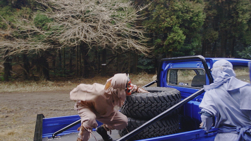 巫女の泉ひかりさんが鬼たちを追いかけるが、鬼たちは軽トラックで逃げてしまう。そこにもう1人の巫女のいとうりなさんがフォード「F-150 ラプター」に乗って登場