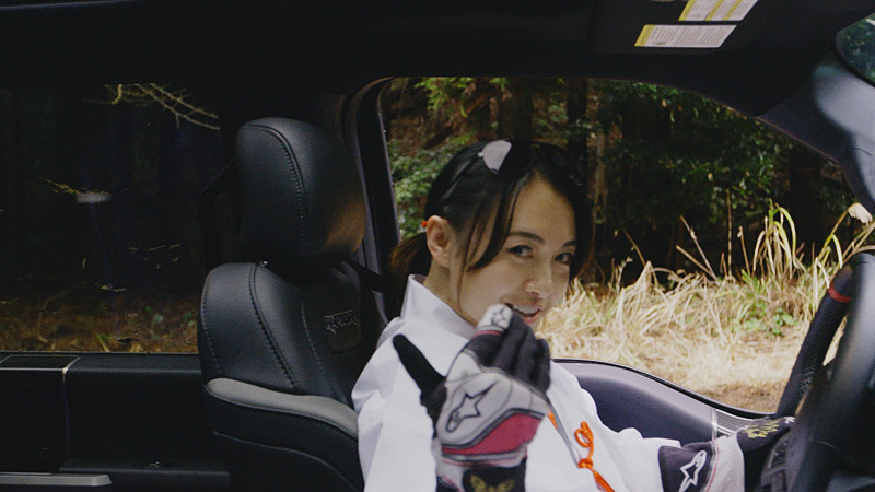 巫女の泉ひかりさんが鬼たちを追いかけるが、鬼たちは軽トラックで逃げてしまう。そこにもう1人の巫女のいとうりなさんがフォード「F-150 ラプター」に乗って登場