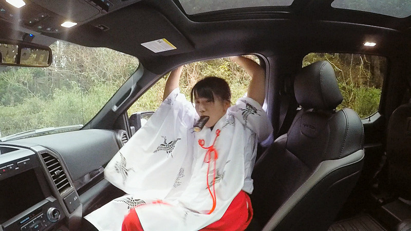 泉さんは追いかける途中で手に入れた恵方巻きをくわえながらF-150 ラプターに乗り込み、いとうさんが力強い走りで鬼たちを追い詰める