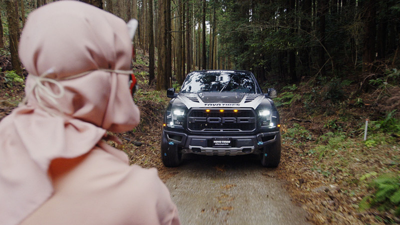 泉さんは追いかける途中で手に入れた恵方巻きをくわえながらF-150 ラプターに乗り込み、いとうさんが力強い走りで鬼たちを追い詰める