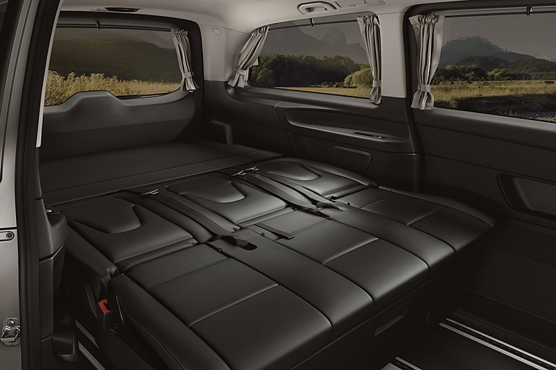 「フルフラット機能付ベンチシート」とラゲッジルームセパレーターで3人分の就寝スペースを作り出す