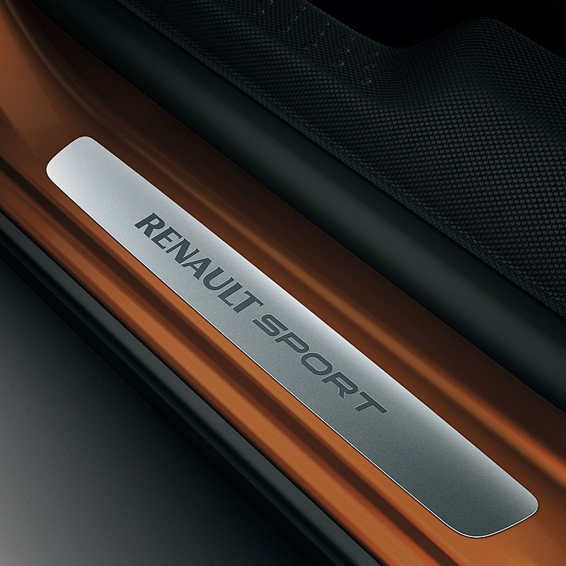 サイドシルに“RENAULT SPORT”ロゴ入りキッキングプレートを装着