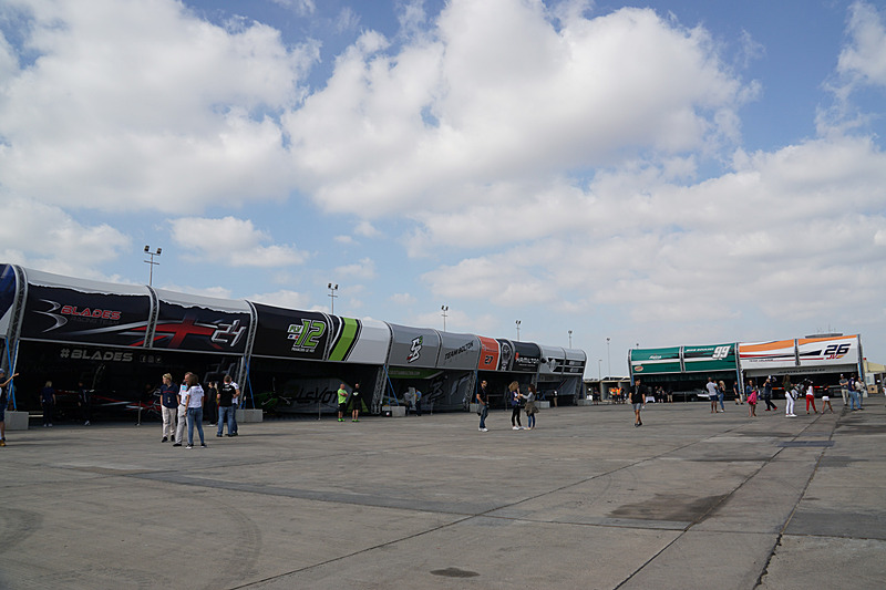 参戦チームの機体が集まるハンガー