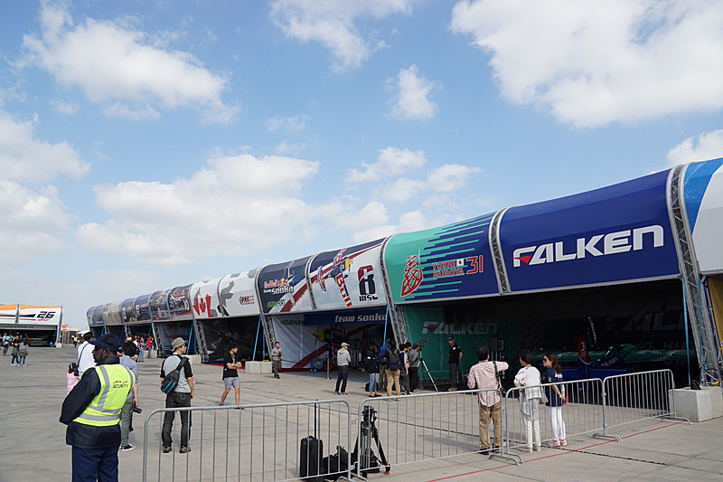 参戦チームの機体が集まるハンガー