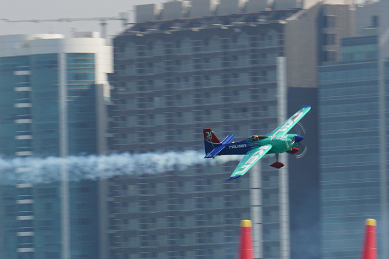 開幕戦アブダビでフリープラックティスを飛行するTeam FALKENの室屋義秀選手