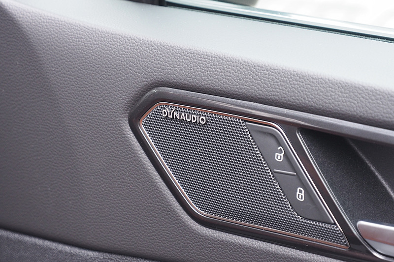 フロントドアの高音用スピーカーにはDynaudioのロゴ。ゴルフとゴルフ ヴァリアントはフロントの高音用スピーカーがAピラーにある