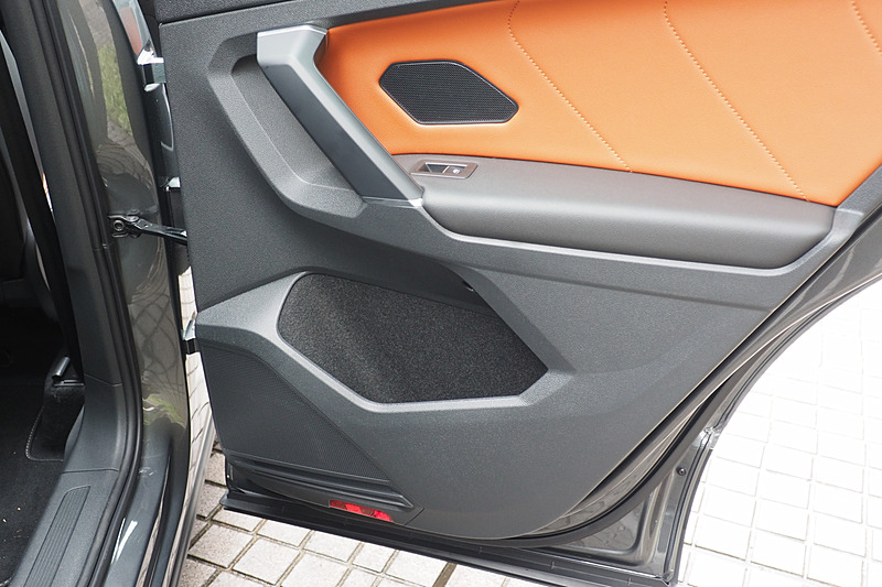 リアドアにも前方に2つのスピーカーがある