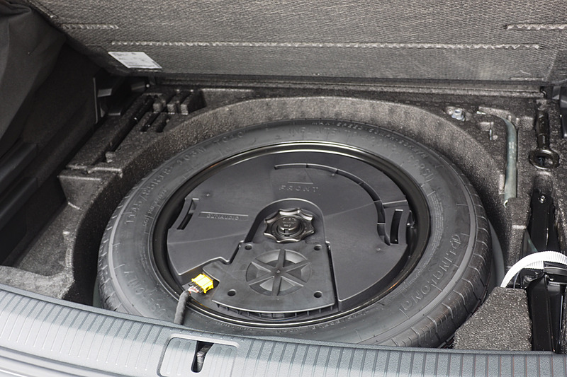 スペアタイヤのホイールに収まる10.5L デュアルコイルサブウーファー。スペアタイヤは非常用サイズ