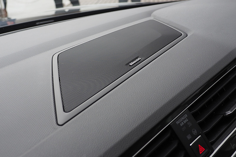 ティグアンはフロントの小物入れのところにセンタースピーカーが収まる