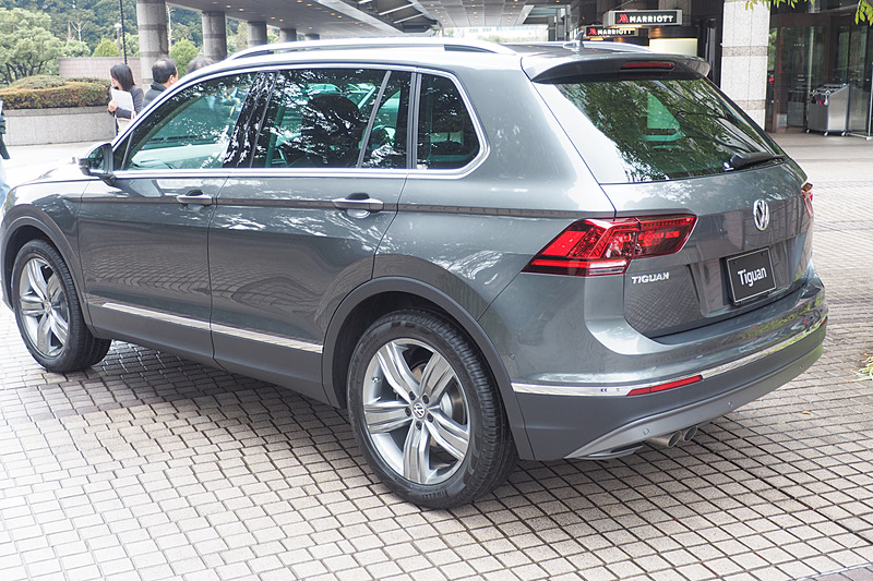 ティグアンでは19インチホイールやボディ同色ルーフアンテナを装備する