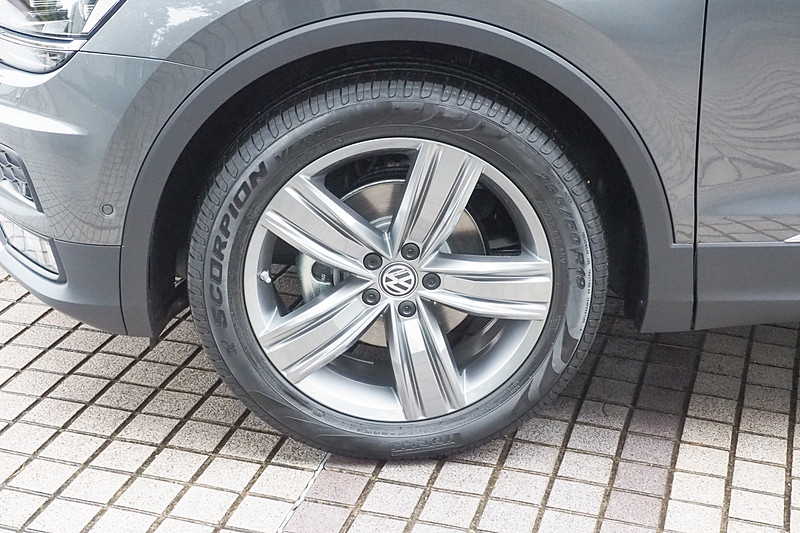 ティグアンでは19インチホイールやボディ同色ルーフアンテナを装備する