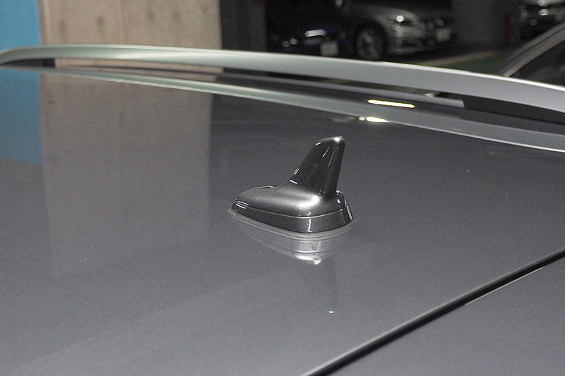 ティグアンでは19インチホイールやボディ同色ルーフアンテナを装備する