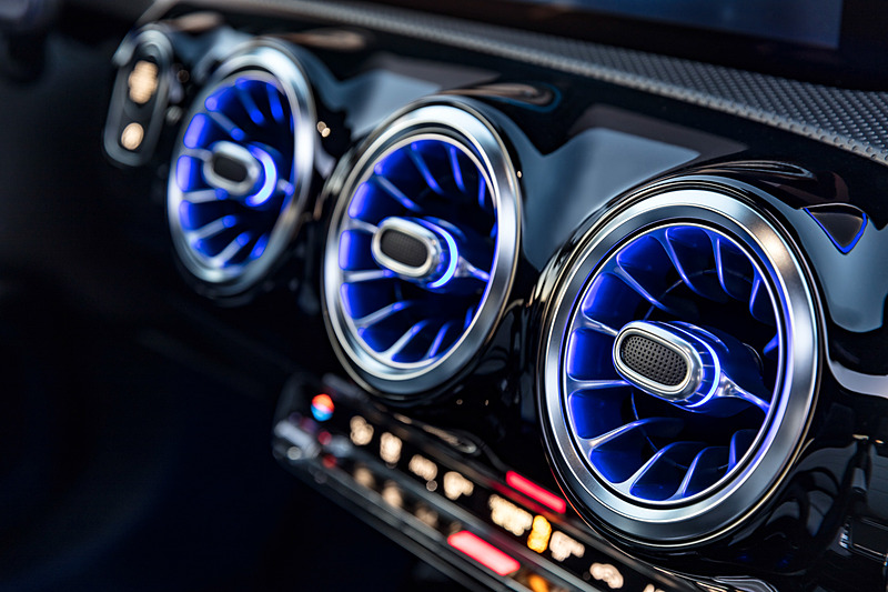 新しいインフォテイメントシステム「MBUX」を採用した新型Aクラスのインテリア