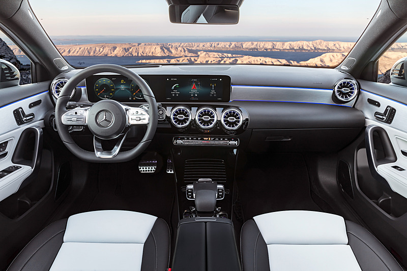 新しいインフォテイメントシステム「MBUX」を採用した新型Aクラスのインテリア