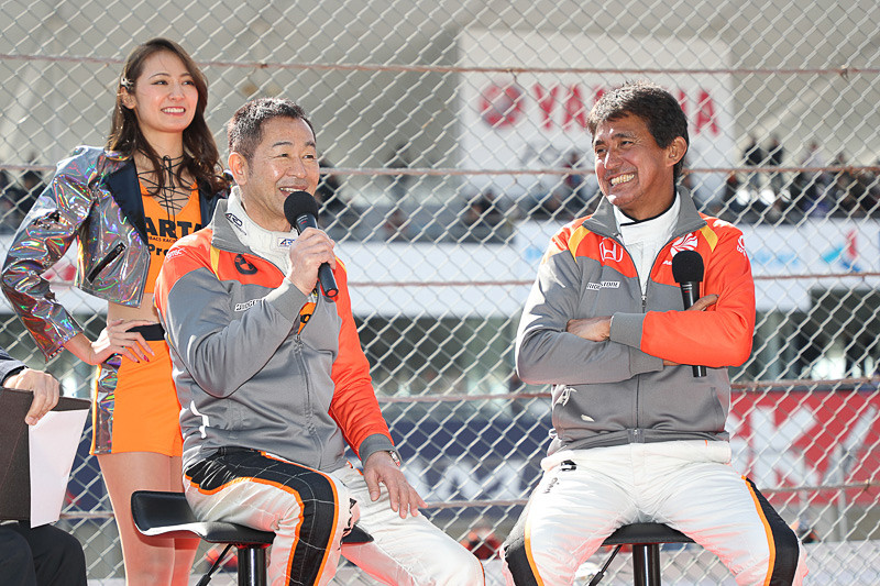 "ドリキン"土屋圭市氏（左）と元F1ドライバー鈴木亜久里氏（右）が対決