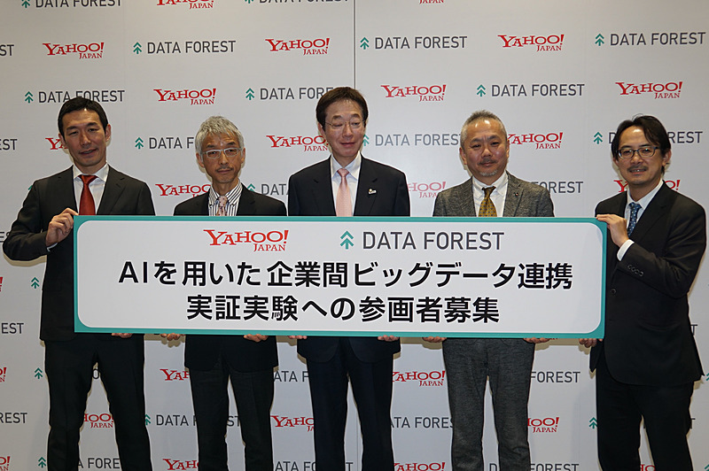 記者会見に登壇した、左からヤフー株式会社 執行役員 データ＆サイエンスソリューション統括本部長 チーフデータオフィサー 佐々木潔氏、日産自動車株式会社 コーポレート市場情報統括本部 エキスパートリーダー 高橋直樹氏、神戸市長 久本喜造氏、株式会社Jリーグデジタル 専務役員 兼 株式会社Jリーグメディアプロモーション 代表取締役社長 出井宏明氏、ヤフー株式会社 副社長執行役員 最高執行責任者 コマースグループ長 川邊健太郎氏