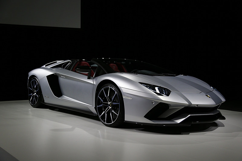 会場に展示された「アヴェンタドール S ロードスター」（左）と「ウラカン ペルフォルマンテ」（右）